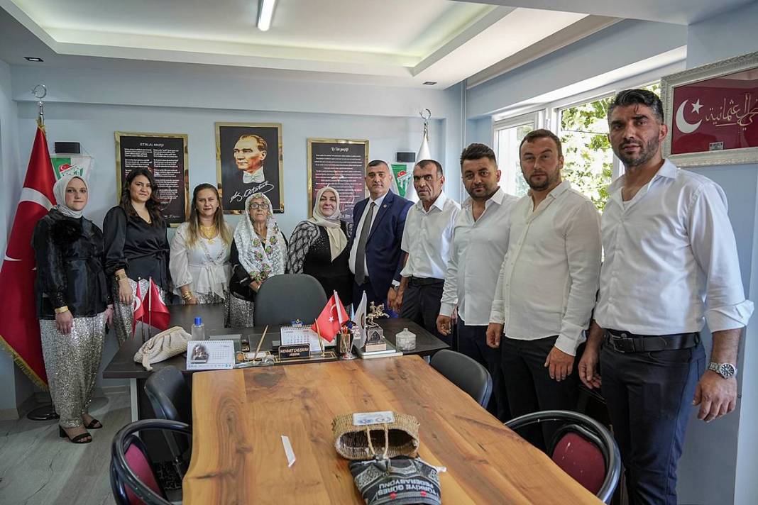 Erkeklere sokağa çıkma yasağı: Kadınlar yönetimi ele geçirdi! Kahvehaneler bile onlara emanet 17